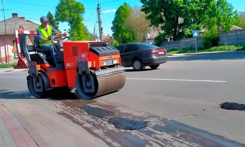 Аварійний ремонт на дорогах Ніжина