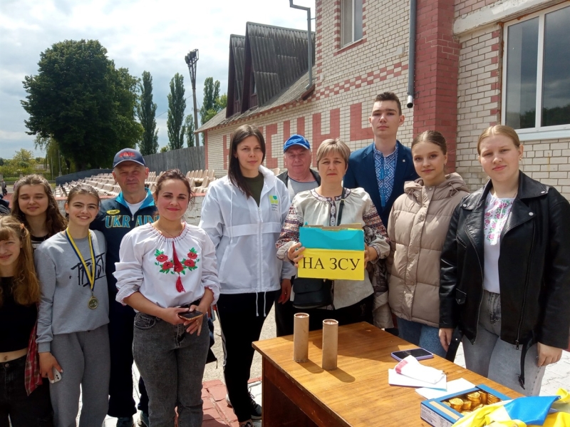 УЧНІ ТА ВИКЛАДАЧІ НІЖИНСЬКОГО ОБЛАСНОГО ЛІЦЕЮ ВЗЯЛИ УЧАСТЬ У ЗАБІГУ НА ПІДТРИМКУ ЗСУ