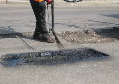 Ворожий удар по будівлі ферми в Малій Данилівці спричинив пожежу