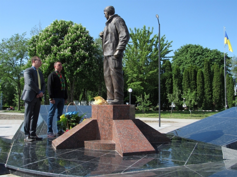 ВШАНУВАЛИ ПАМ'ЯТЬ ЗАГИБЛИХ ГЕРОЇВ ТА ВИСАДИЛИ ТУЇ: У НІЖИНІ ВІДЗНАЧИЛИ ДЕНЬ МІСТА