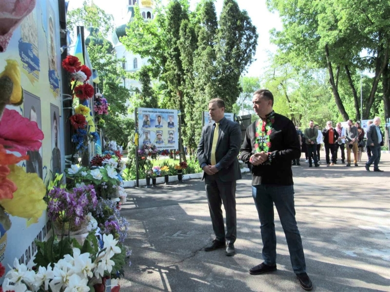 ВШАНУВАЛИ ПАМ'ЯТЬ ЗАГИБЛИХ ГЕРОЇВ ТА ВИСАДИЛИ ТУЇ: У НІЖИНІ ВІДЗНАЧИЛИ ДЕНЬ МІСТА