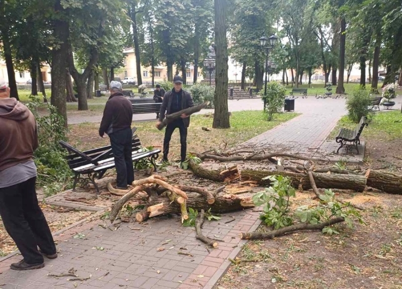 У НІЖИНІ ЛІКВІДОВУЮТЬ НАСЛІДКИ ПОТУЖНОГО БУРЕВІЮ, ЩО ПРОЙШОВ 29 ЛИПНЯ