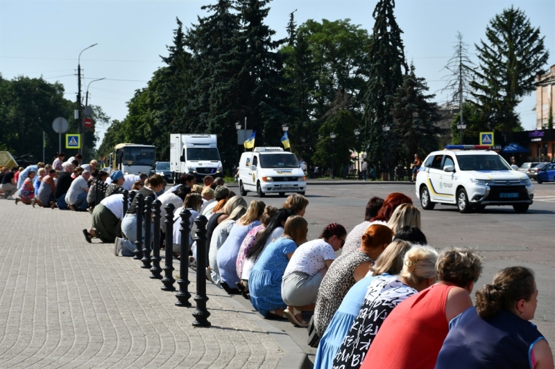 У Ніжині провели в останню дорогу загиблого Героя Олександра Процька