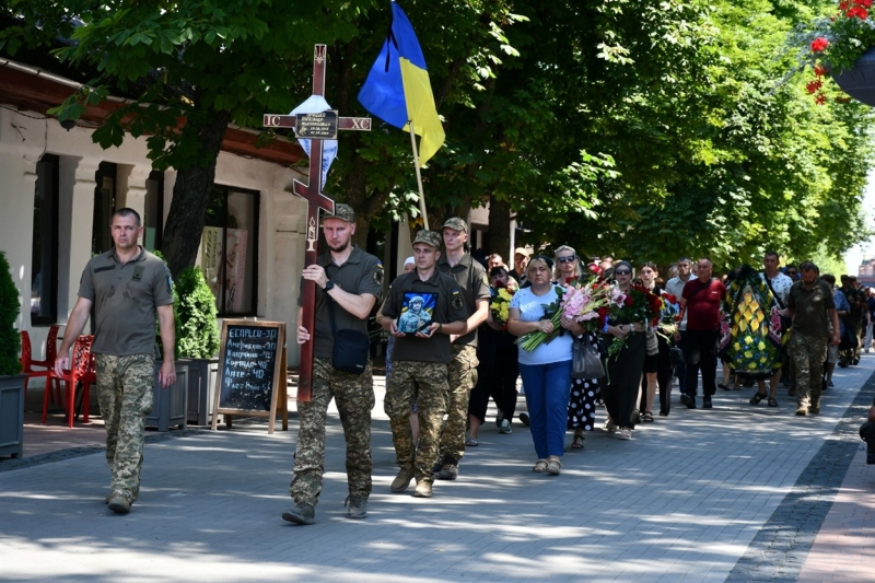 У Ніжині провели в останню дорогу загиблого Героя Олександра Процька