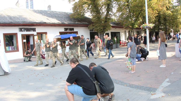 Ніжинці провели в останню путь загиблого воїна Євгена Райна