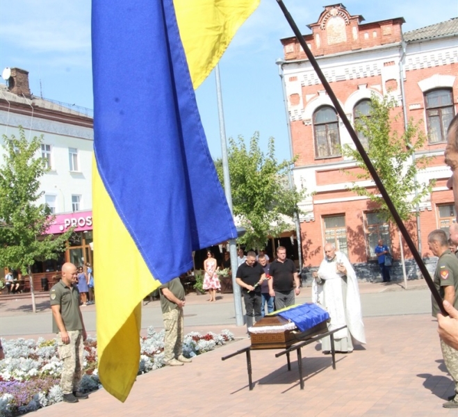 Ніжинці провели в останню путь загиблого воїна Євгена Райна